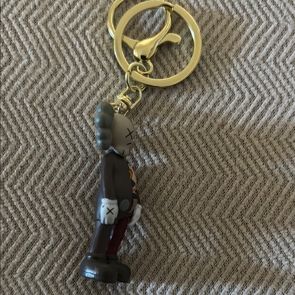 Unique Split Character Keychain - Picture 4 of 4